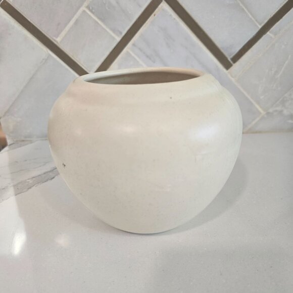 Vintage Handcrafted White Ceramic Haegar Vase Round Shape Minimalist Design Déco - Picture 2 of 6